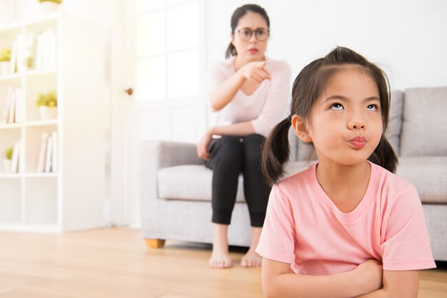  4 Dấu hiệu cho thấy cha mẹ quá khắt khe với con cái - dsuckhoe 