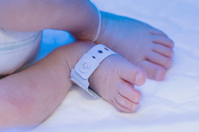 Chân em bé sơ sinh có tên bệnh viện nhận dạng.