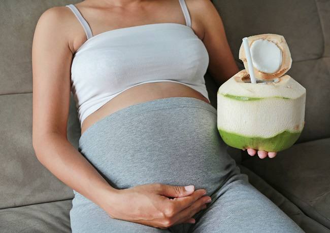  Uống nước dừa khi mang thai khiến trẻ sinh ra trắng trẻo, thật sự? -dsuckhoe 