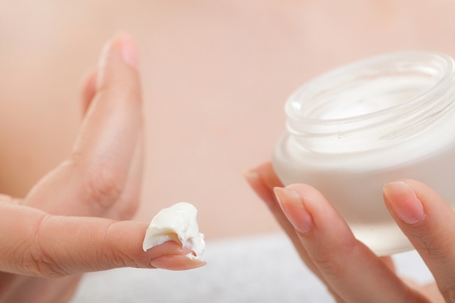  Cẩn thận với 4 thành phần có hại của kem cho da mặt - dsuckhoe 