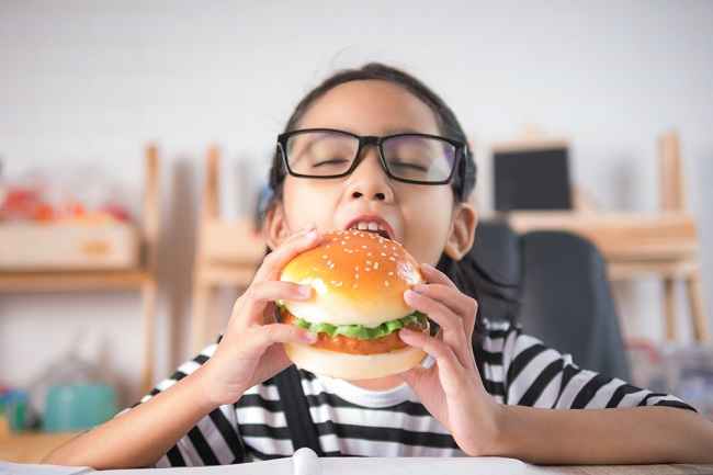  Cholesterol cao có thể xảy ra ở trẻ em, đây là cách đối phó với nó - dsuckhoe 