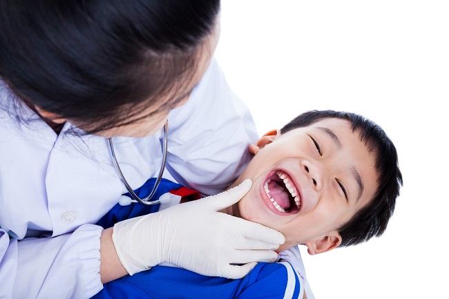  Ini Bác sĩ làm gì để chăm sóc răng miệng lần đầu tiên cho trẻ - dsuckhoe 
