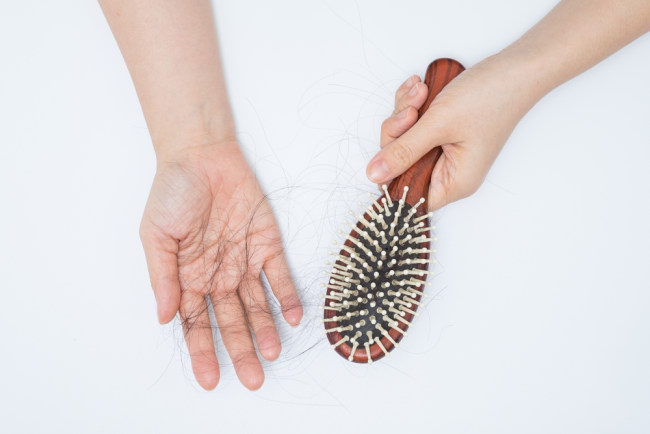  5 cách để khắc phục tình trạng rụng tóc sau khi sinh con-dsuckhoe 
