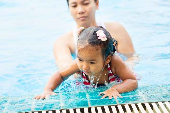 Các bước dạy bơi đúng cách cho trẻ trong độ tuổi - dsuckhoe