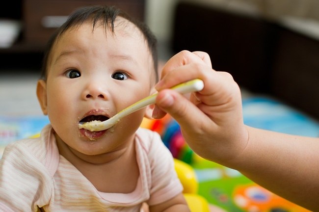 Trẻ 6 tháng tuổi: Bắt đầu ăn thức ăn đặc - dsuckhoe