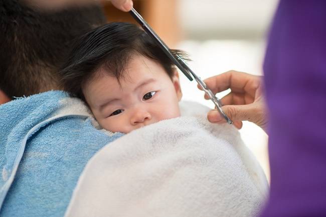  Mẹ ơi, đây là cách cạo tóc an toàn cho bé 