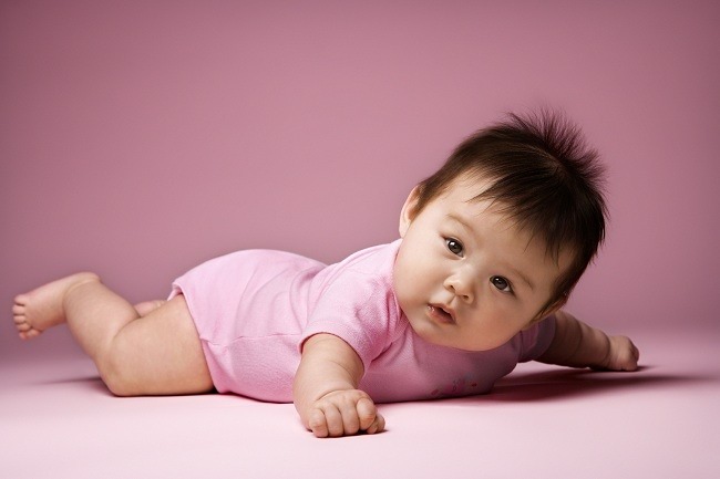 3-Tháng-Trẻ sơ sinh: Đạt được những vật thú vị - dsuckhoe 