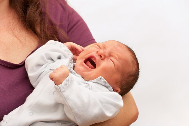  Trẻ sơ sinh khó bú mẹ có thể do tưa lưỡi, đây là cách giải quyết-dsuckhoe 