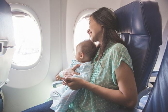  Khi nào có thể đưa trẻ sơ sinh lên máy bay? - dsuckhoe 