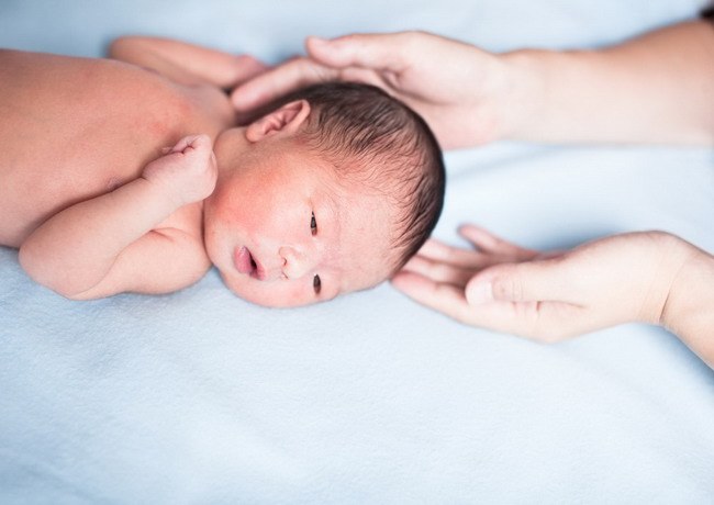 Tầm quan trọng của việc bắt đầu cho con bú sớm đối với sức khỏe trẻ sơ sinh - dsuckhoe