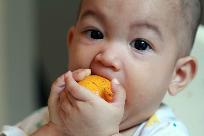  Trẻ sơ sinh có thể ăn cam không? - dsuckhoe 