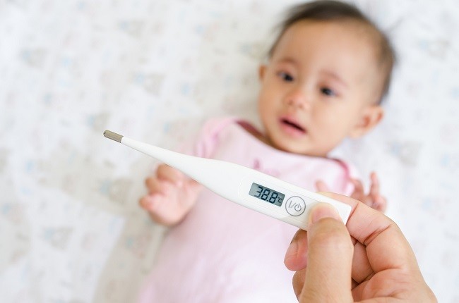 Xử lý cơn sốt ở trẻ sơ sinh đúng cách-dsuckhoe