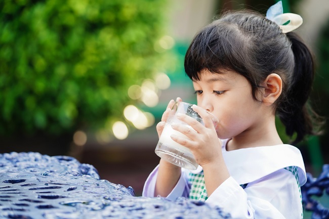 Hướng dẫn Chọn Sữa tiệt trùng Tốt cho Trẻ em- dsuckhoe 