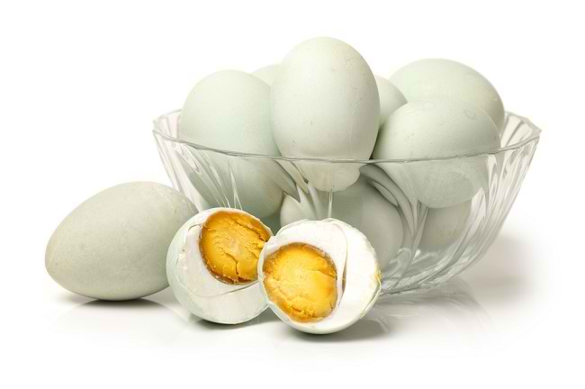  Mối nguy hiểm của trứng muối nếu ăn quá nhiều - dsuckhoe 
