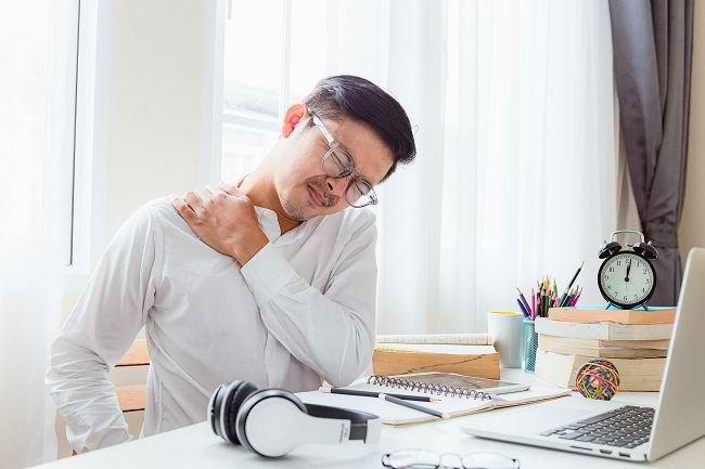  Nguyên nhân gây đau lưng trên và cách khắc phục - dsuckhoe 