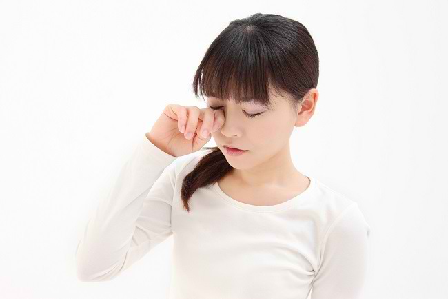  Những cách hiệu quả để khắc phục tình trạng mắt đỏ và các triệu chứng khô mắt - dsuckhoe 