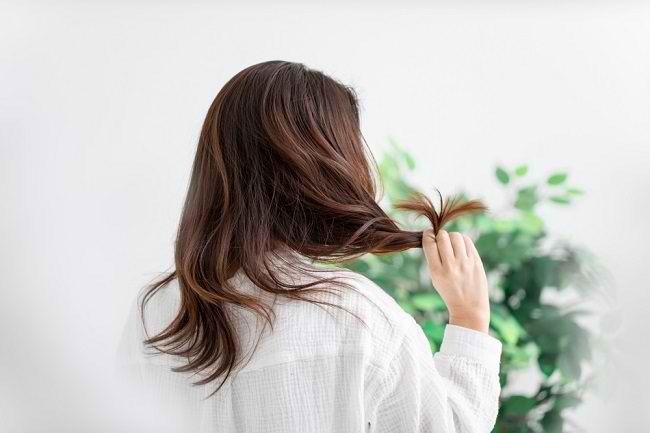  7 cách dễ dàng và thiết thực để làm mềm tóc - dsuckhoe 