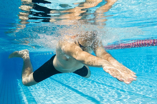  Hiểu Kỹ thuật và Lợi ích của Bơi Ngực -dsuckhoe 