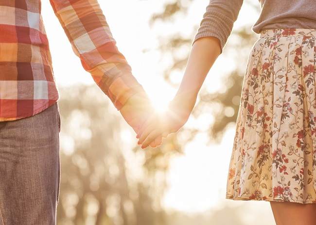  Không chỉ làm cho mối quan hệ trở nên lãng mạn hơn, đây là 4 lợi ích của việc nắm tay Vì sức khỏe - dsuckhoe 