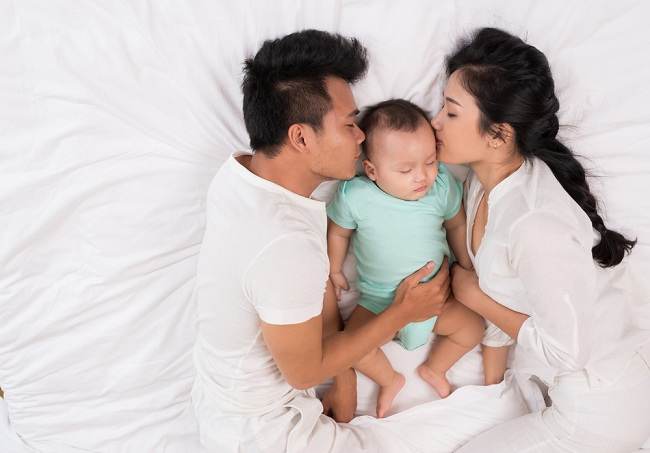  Ngủ với bố mẹ có thể nguy hiểm vì Trẻ sơ sinh - dsuckhoe 