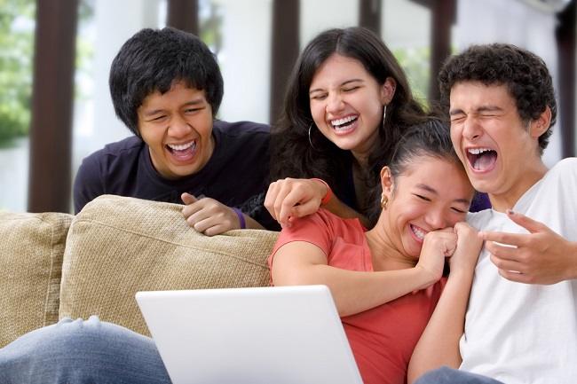  Tìm hiểu những lợi ích sức khỏe khác nhau của tiếng cười- dsuckhoe 