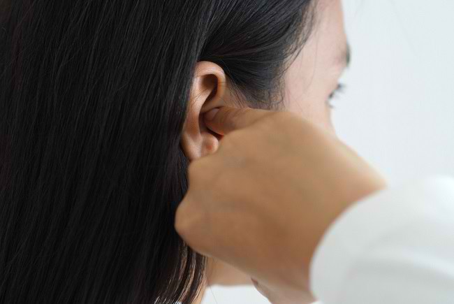  7 nguyên nhân gây ngứa tai cần đề phòng - dsuckhoe 