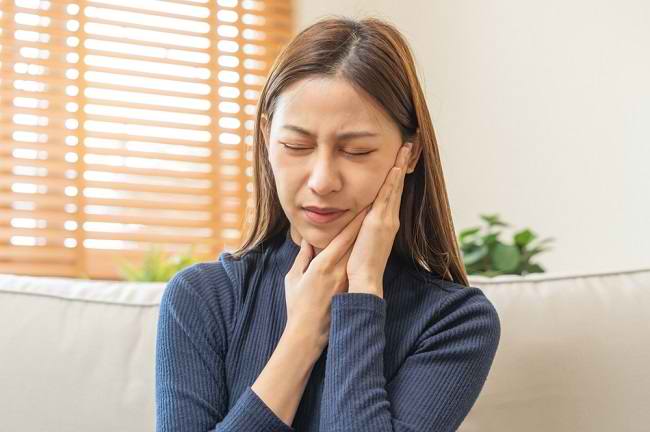  Biết nguyên nhân và cách chữa trị chứng sưng nướu răng đau-dsuckhoe 