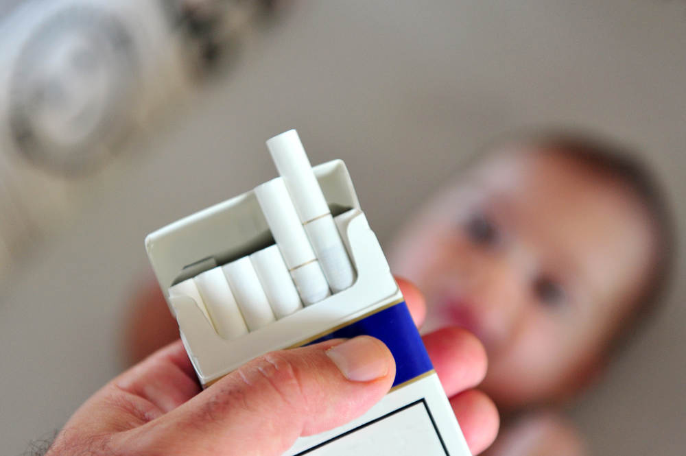  Biết mối nguy hiểm của khói thuốc lá đối với trẻ em-dsuckhoe 