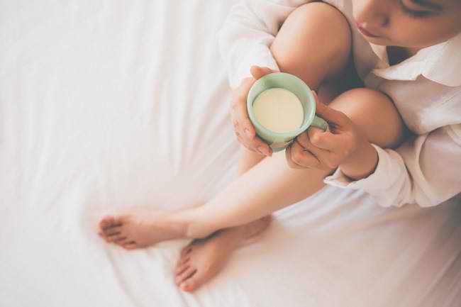 Sự thật về lợi ích của việc uống sữa trước khi đi ngủ - dsuckhoe